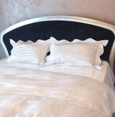 Комплект постельного белья белый с фигурными ушками и кружевом, сатин